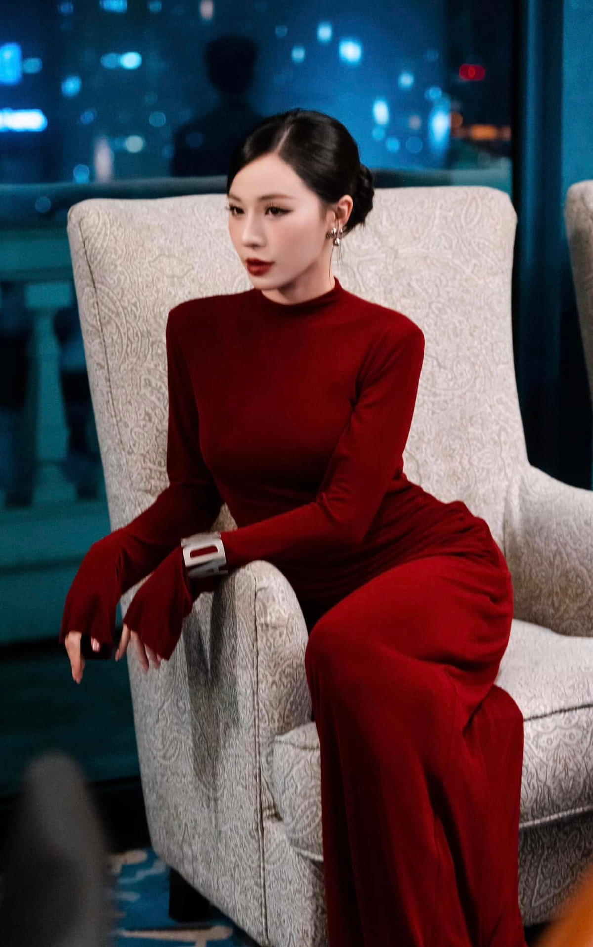 Cô thường xuất hiện với những bộ trang phục ôm sát, khoe trọn vóc dáng nóng bỏng, nhưng cũng không ngần ngại thử sức với phong cách truyền thống.