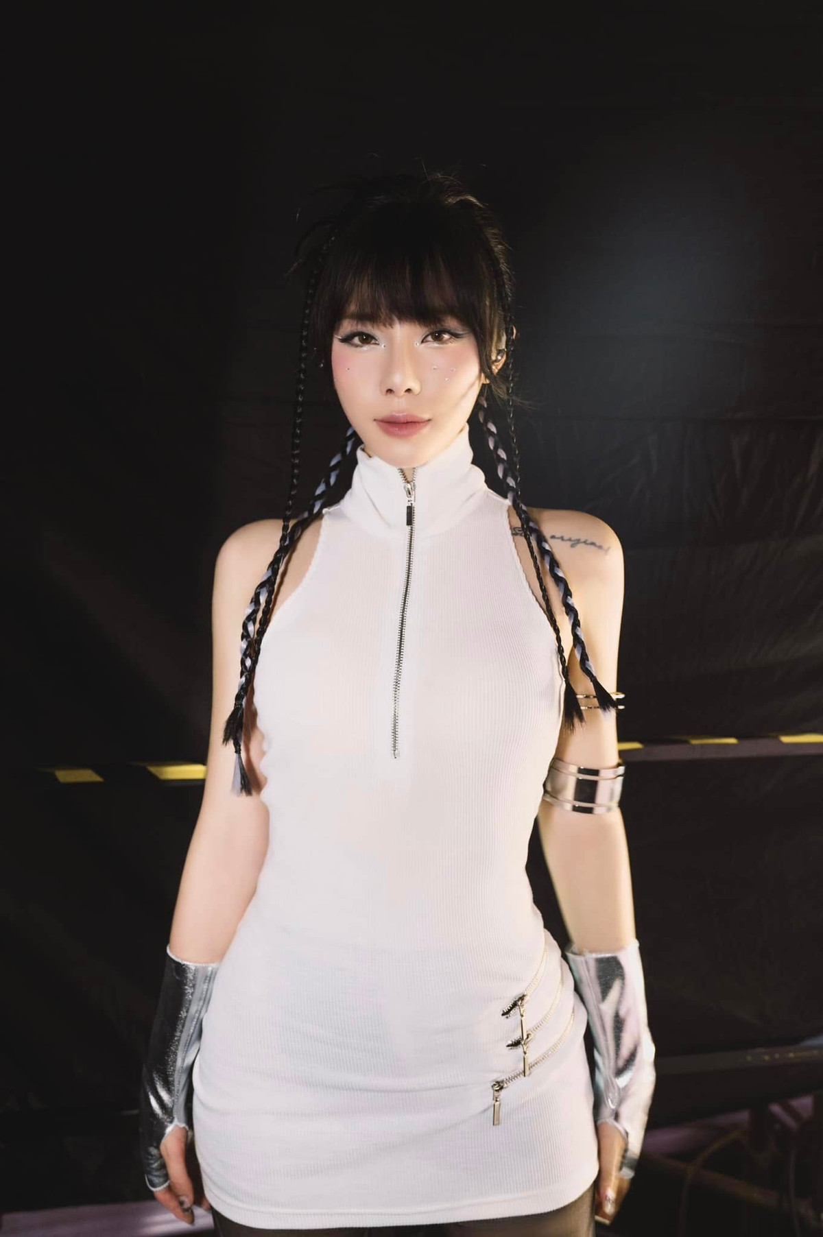 Minh Anh rất tích cực trên các nền tảng mạng xã hội. Cô thường xuyên chia sẻ những khoảnh khắc trong công việc và cuộc sống, nhận được sự yêu mến và ủng hộ từ đông đảo người hâm mộ.