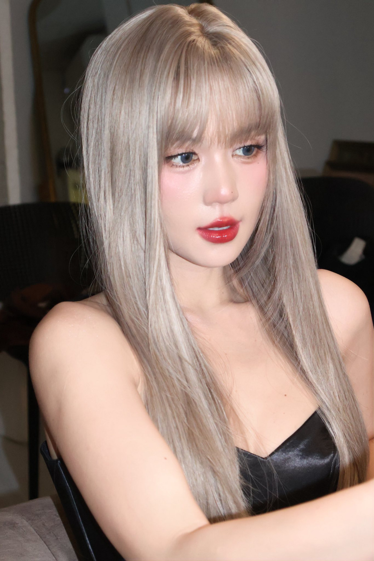 Xuất hiện với diện mạo hoàn toàn mới cùng mái tóc bạch kim thời thượng, làn da trắng sứ và đôi môi đỏ mọng quyến rũ như búp bê Barbie, cô nàng khiến người nhìn không thể rời mắt.