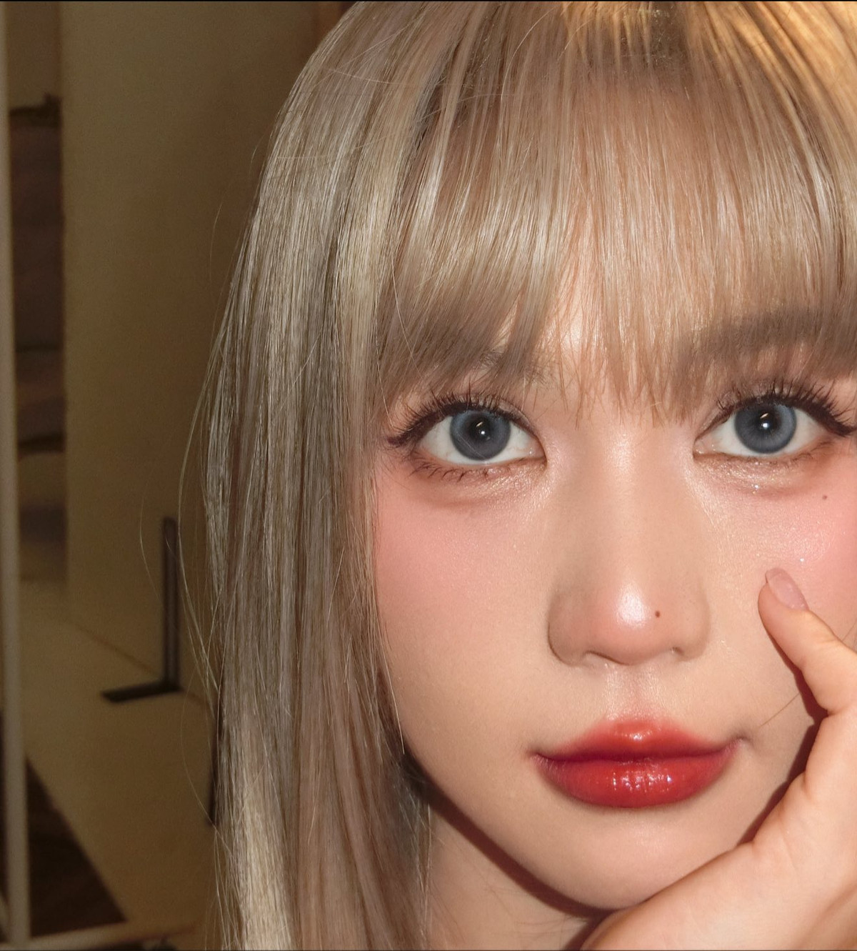 Trong từng khung hình, Ngọc Trinh giữ thần thái hoàn hảo: ánh mắt lạnh, gương mặt không cười nhưng không hề vô cảm. Ngược lại, ánh nhìn ấy mang theo sức hút "sát thương" cực cao, một kiểu quyến rũ đến từ sự tự tin tuyệt đối.