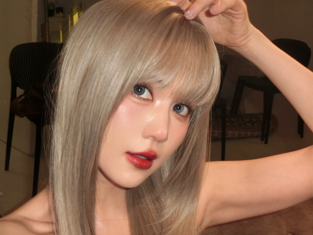 Cô nàng diện thiết kế váy da đen ôm sát phần thân trên, xòe nhẹ ở thân dưới tạo cảm giác vừa sexy vừa có chút phóng khoáng.