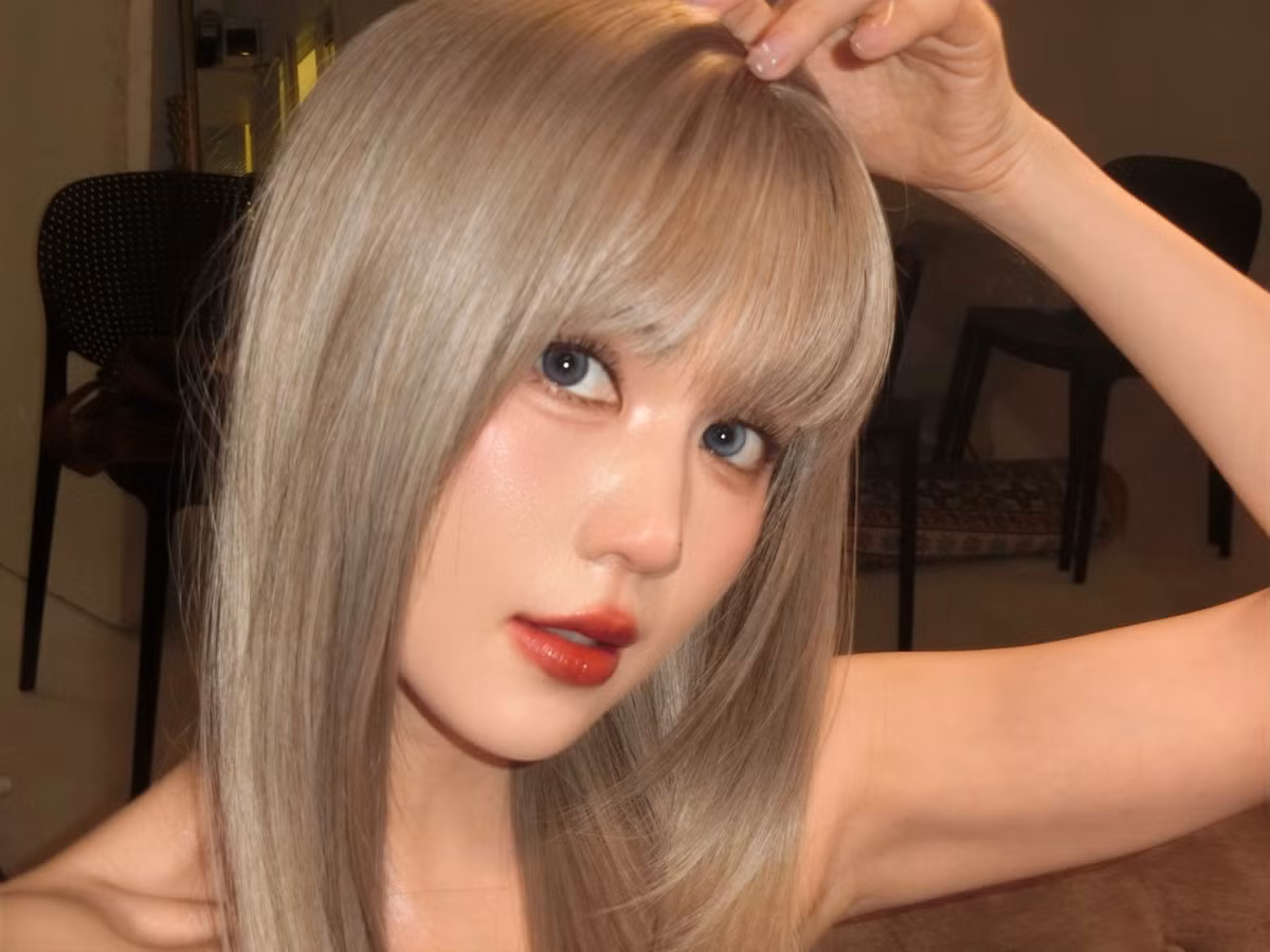 Cô nàng diện thiết kế váy da đen ôm sát phần thân trên, xòe nhẹ ở thân dưới tạo cảm giác vừa sexy vừa có chút phóng khoáng.