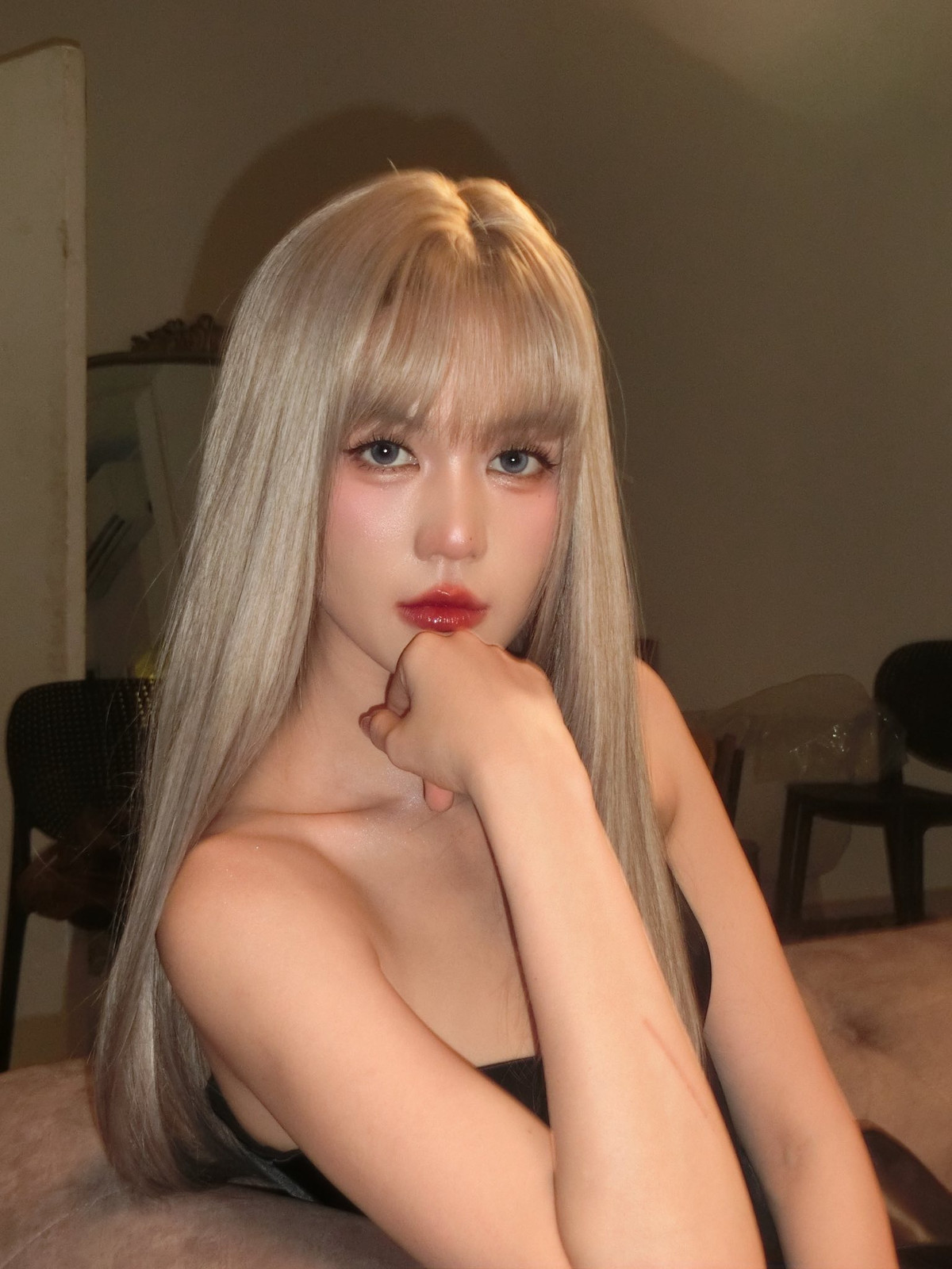 Chất liệu da mang đến một sự nổi bật đầy cá tính, đối lập hoàn toàn với gương mặt búp bê sắc sảo, chính sự tương phản này tạo nên sức hút đặc biệt, giống như một phiên bản Barbie trưởng thành.