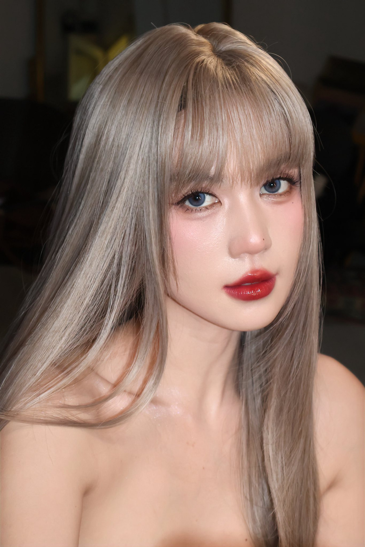 Với lối trang điểm sắc sảo, nhấn nhá ở đôi mắt sắc lẹm cùng màu son đỏ thuần quyến rũ, từng góc hình cận cảnh của "nữ hoàng nội y" vẫn cực kỳ ấn tượng.