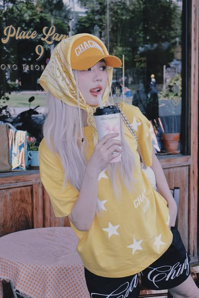 Từ hình ảnh ngọt ngào, nữ tính đến sắc sảo, thời thượng, cô cho thấy mình là một "tắc kè hoa" thời trang thực thụ.