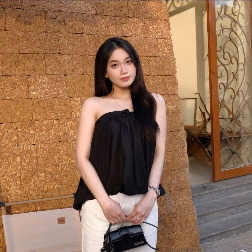 Nguyễn Linh, sinh năm 2001, tốt nghiệp Khoa Sư phạm Ngữ Văn tại Đại học Vinh vào năm 2024 và hiện đang công tác tại một trường trung học ở huyện Nghi Lộc, Nghệ An.