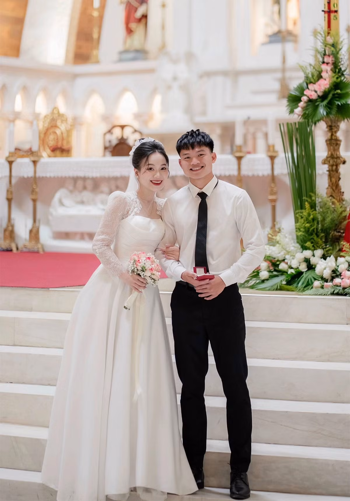 Trong lễ cưới, Hồ Văn Cường diện sơ mi trắng, quần tây và đeo cà vạt đen, tạo nên vẻ ngoài lịch lãm. Cô dâu Nguyễn Linh khoác lên mình chiếc váy cưới trắng trang nhã, tôn lên vẻ đẹp dịu dàng và thanh thoát.