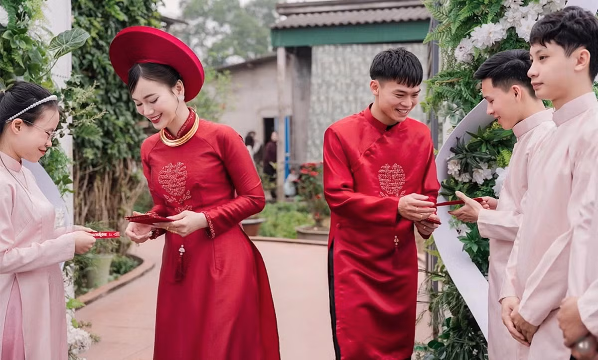 Trước đó, vào tháng 3, cặp đôi đã tổ chức lễ ăn hỏi theo nghi thức truyền thống tại huyện Nghi Lộc. Ngay sau lễ ăn hỏi, Hồ Văn Cường lên đường tham dự giải giao hữu quốc tế cùng đội U22 Việt Nam tại Trung Quốc, nơi anh và đồng đội giành được ba trận hòa trước các đối thủ mạnh như Hàn Quốc, Uzbekistan và Trung Quốc .