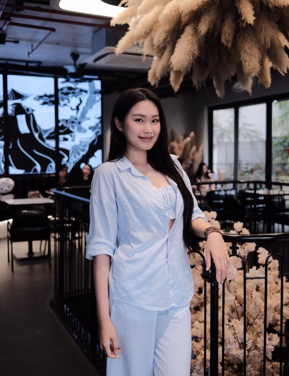 Mái tóc đen suôn mượt, nụ cười nhẹ nhàng khiến cô trông như một nàng thơ bước ra từ tranh vẽ. Không cần cầu kỳ, chỉ với vài đường nét cơ bản, Hải My vẫn tỏa sáng rạng ngời.