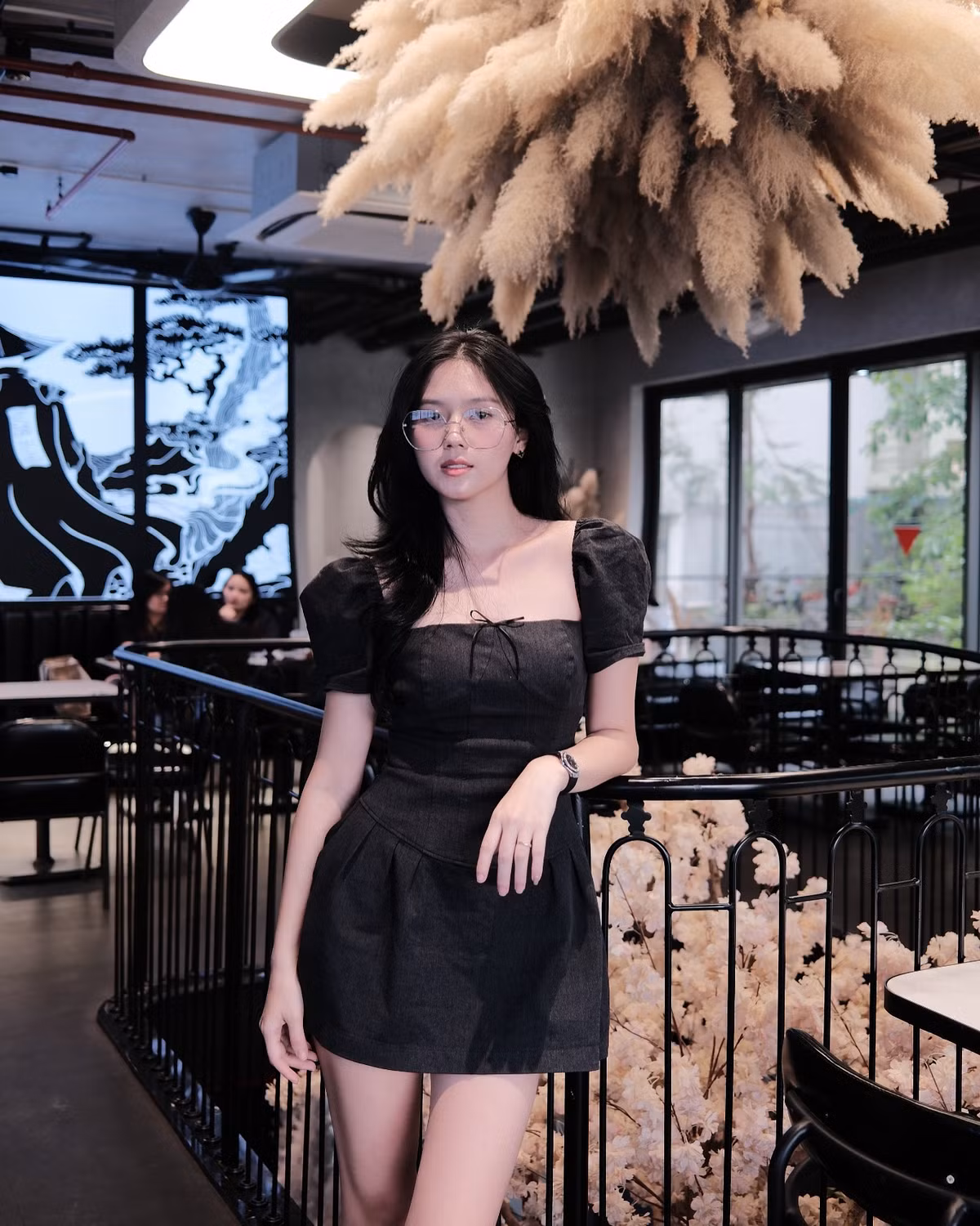 Trái ngược với sự dịu dàng của cô bạn thân, Ngô Tố Uyên lựa chọn phong cách nữ tính đầy quyến rũ với chiếc váy đen dáng ôm tôn trọn body chuẩn chỉnh. Thiết kế tay phồng, cổ vuông giúp tôn lên bờ vai thanh thoát và xương quai xanh gợi cảm.