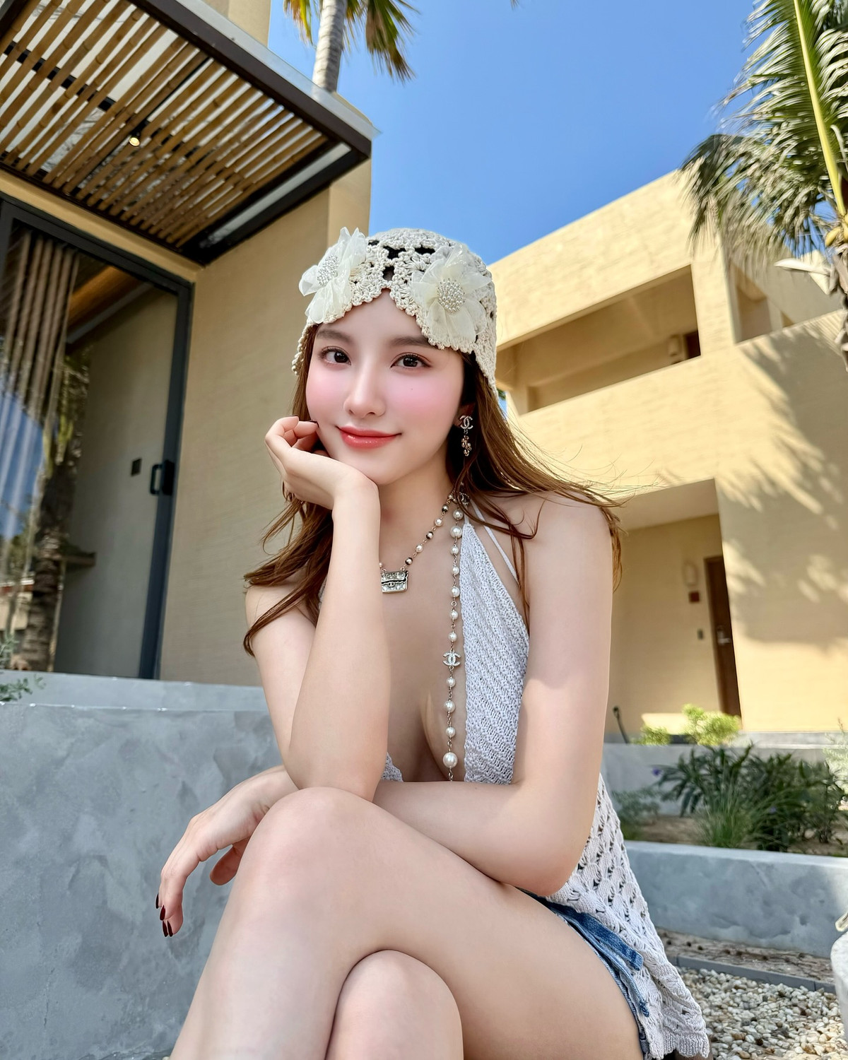 Sau hơn một năm kết hôn, nữ ca sĩ sinh năm 1990 cùng chồng vui mừng thông báo chào đón cặp song sinh - một trai, một gái. Hạnh Sino ít tham gia các hoạt động giải trí, dành thời gian chăm sóc cho tổ ấm nhỏ.