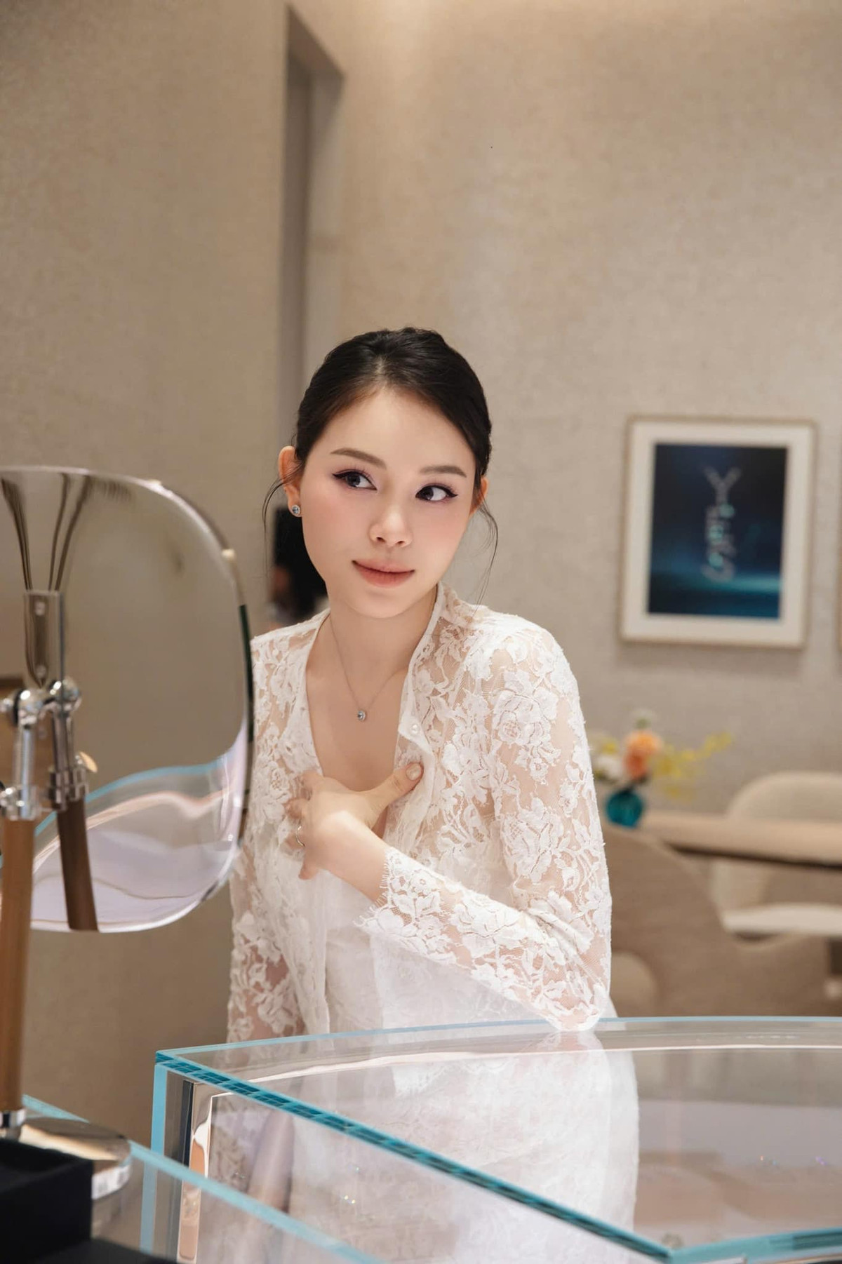 Sau khi kết hôn, Linh Rin rút lui khỏi showbiz để tập trung vào gia đình và hỗ trợ chồng trong các hoạt động kinh doanh. Cô thường xuyên chia sẻ những khoảnh khắc hạnh phúc bên gia đình và phong cách sống sang trọng trên mạng xã hội.