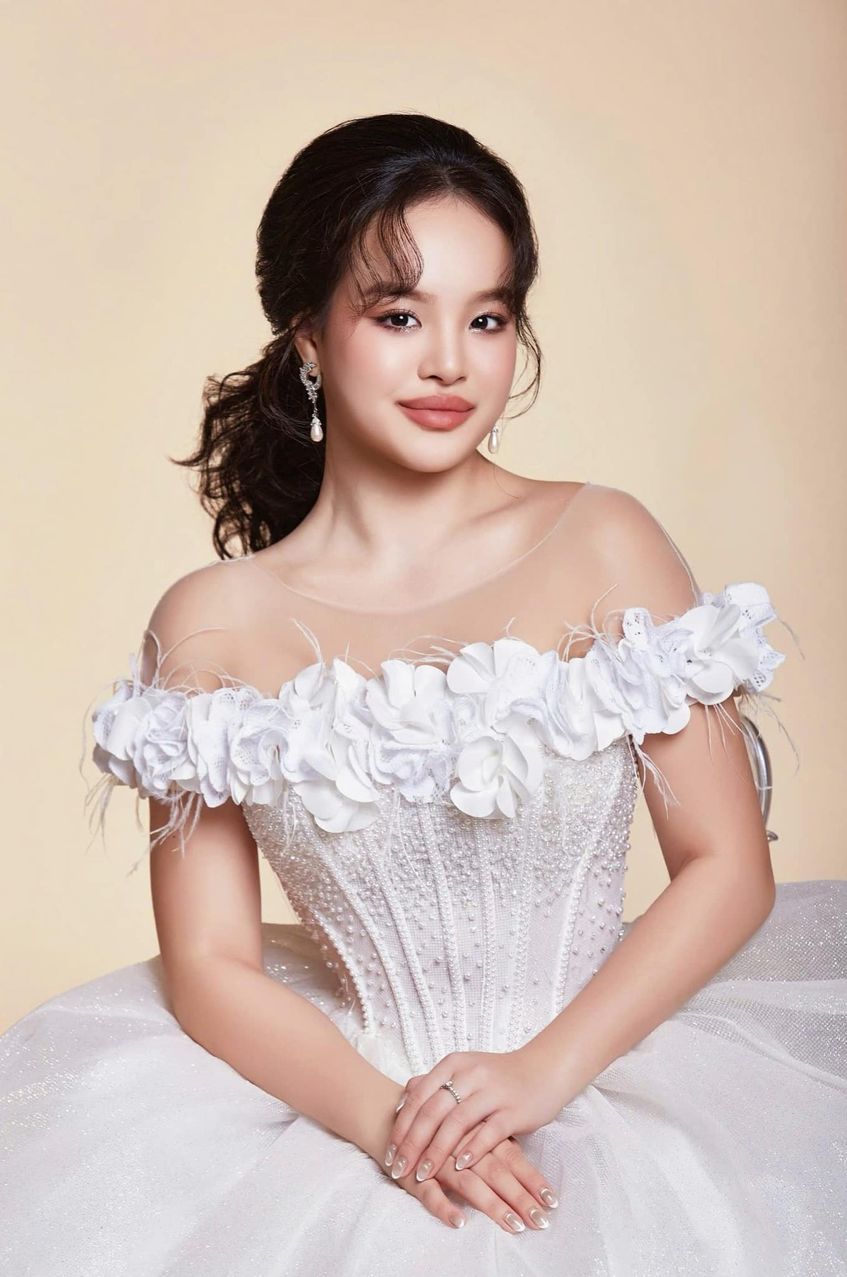 Dù chưa chính thức hoạt động trong làng giải trí, nhưng hình ảnh trưởng thành, duyên dáng của Suli khiến nhiều người tin rằng cô sẽ là một gương mặt sáng giá nếu chọn theo đuổi con đường nghệ thuật trong tương lai.