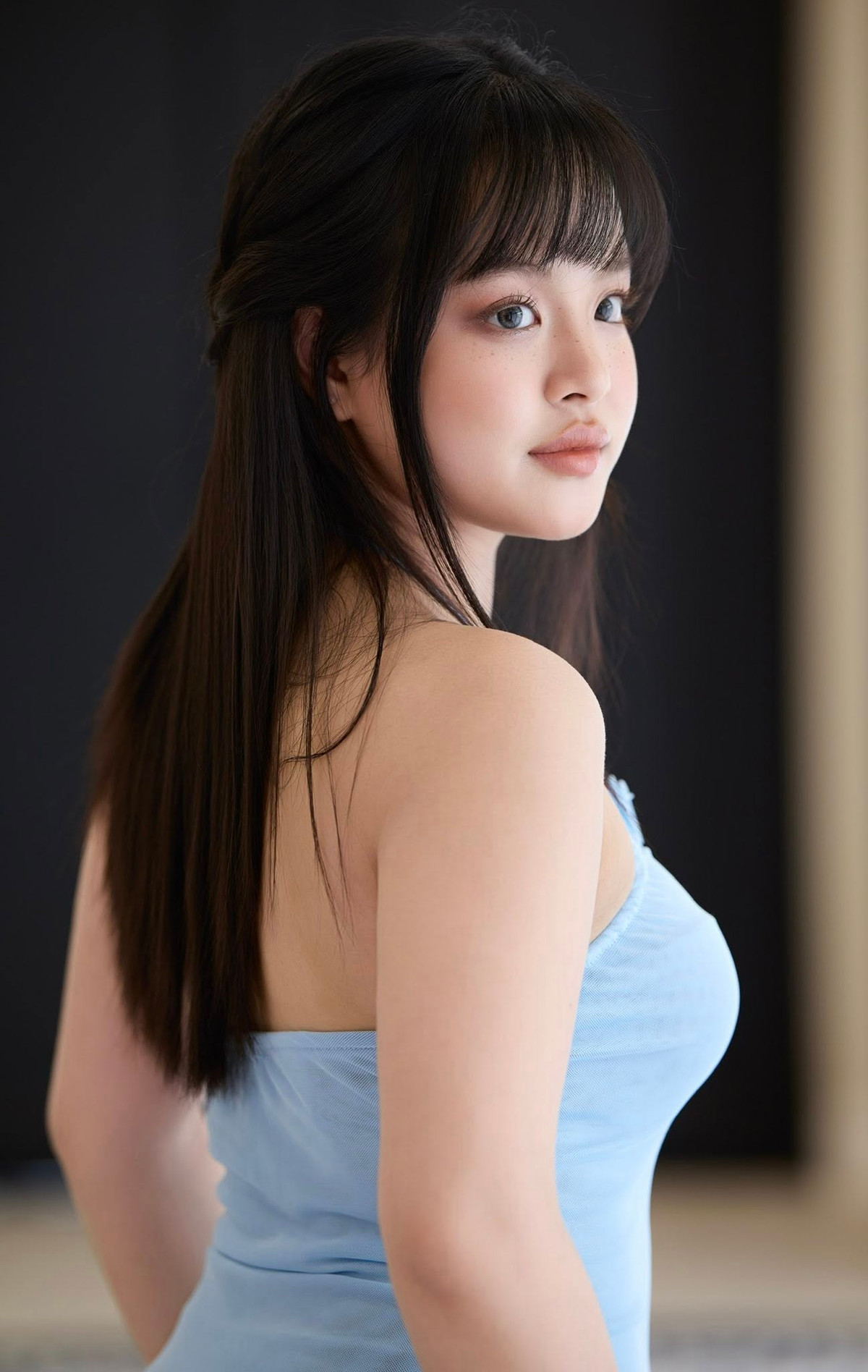 Suli được biết đến từ nhỏ qua chương trình "Gia đình tài tử", nơi cô cùng em gái Suti và bố mẹ xuất hiện thường xuyên trong vai trò một gia đình nghệ sĩ kiểu mẫu. Khán giả yêu mến Suli không chỉ bởi vẻ ngoài đáng yêu mà còn vì sự ngoan ngoãn, lễ phép và năng khiếu nghệ thuật thừa hưởng từ cha mẹ.