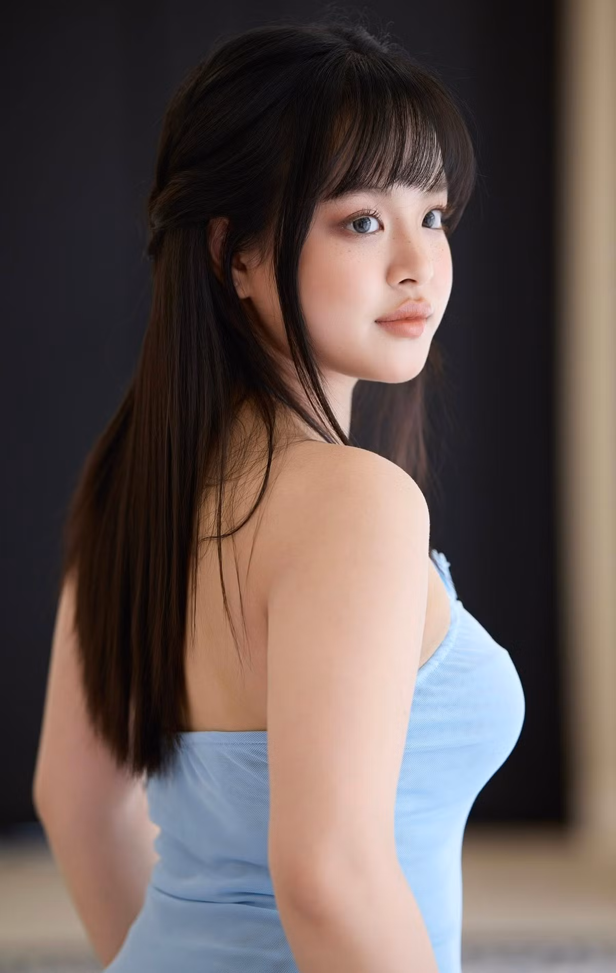 Suli được biết đến từ nhỏ qua chương trình "Gia đình tài tử", nơi cô cùng em gái Suti và bố mẹ xuất hiện thường xuyên trong vai trò một gia đình nghệ sĩ kiểu mẫu. Khán giả yêu mến Suli không chỉ bởi vẻ ngoài đáng yêu mà còn vì sự ngoan ngoãn, lễ phép và năng khiếu nghệ thuật thừa hưởng từ cha mẹ.