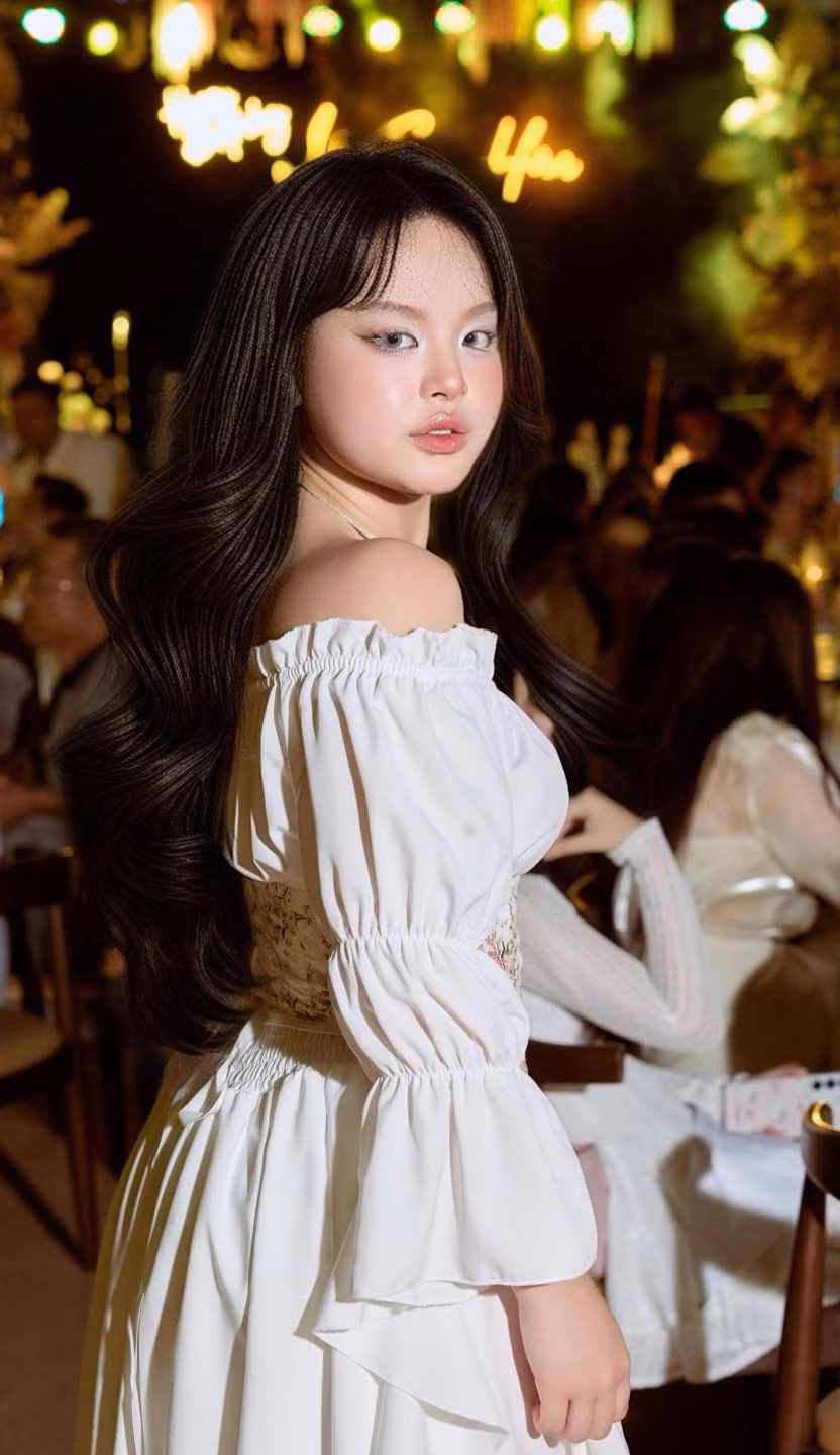 Sinh ra trong gia đình có bố mẹ đều là người nổi tiếng, 2 con gái Suli và Suti của Thuý Hạnh nhận về nhiều sự quan tâm của công chúng. Mới đây trên trang cá nhân, Thúy Hạnh vừa đăng tải những hình ảnh về con gái lớn của mình khiến nhiều người vô cùng bất ngờ về sự lột xác của bé Suli.