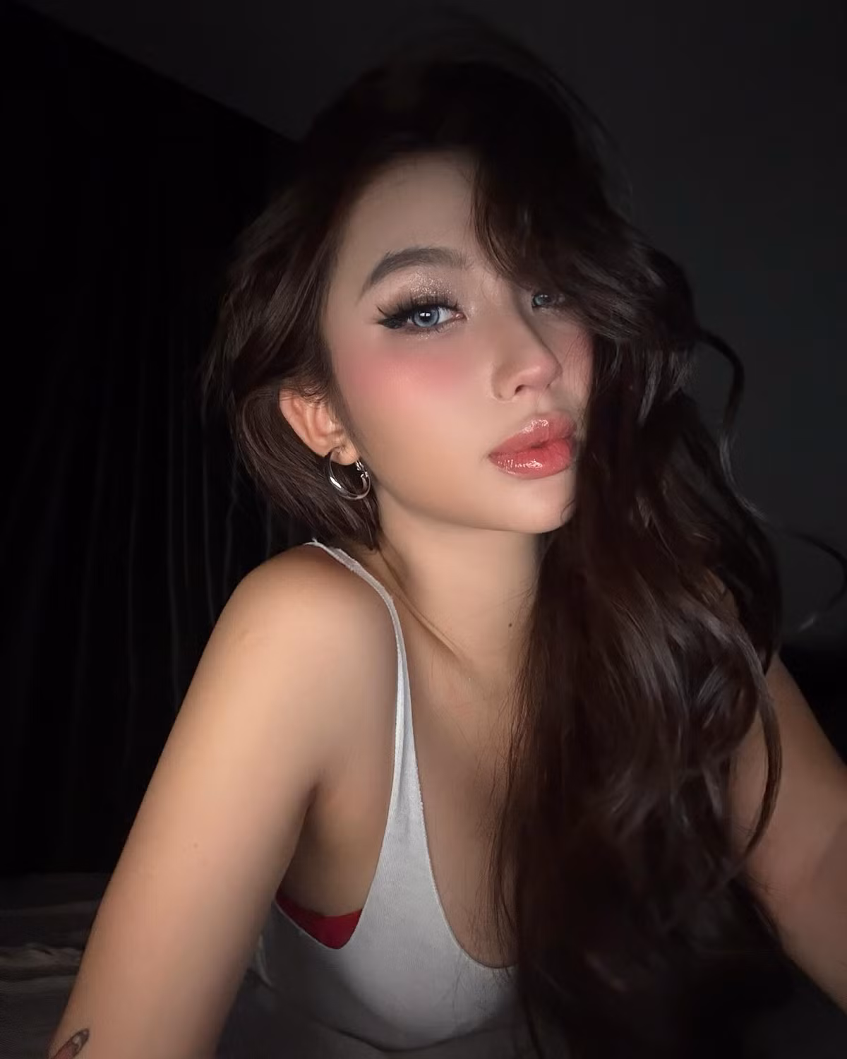 Mái tóc dài uốn lượn buông xõa kết hợp cùng áo tank top mỏng nhẹ càng tôn lên vẻ đẹp hiện đại, sexy mà không quá phô trương.