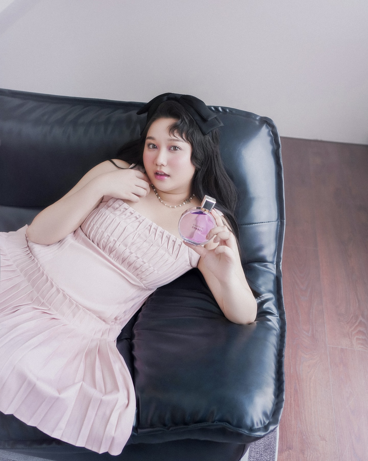 Trong loạt ảnh mới vừa được tung ra, Trúc Anh diện chiếc váy hồng pastel với kiểu dáng xếp ly và ôm nhẹ phần eo, khéo léo tôn lên đường cong mũm mĩm nhưng đầy nữ tính.