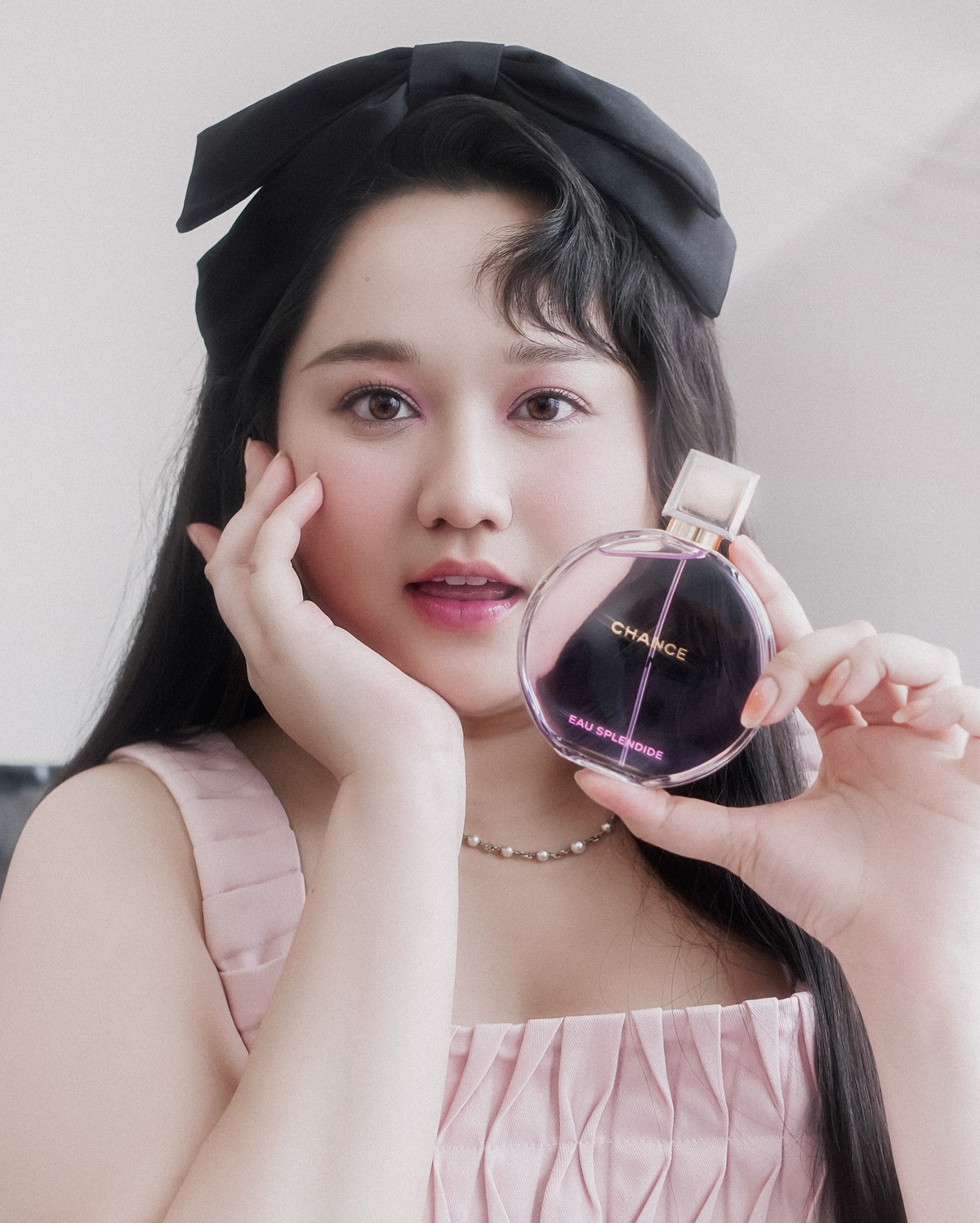 Tông màu “hường phấn” không chỉ giúp cô nổi bật với nét dịu dàng, ngọt ngào, mà còn gợi nhớ đến phong cách cổ điển kiểu Pháp – nhẹ nhàng, thanh lịch và bay bổng.