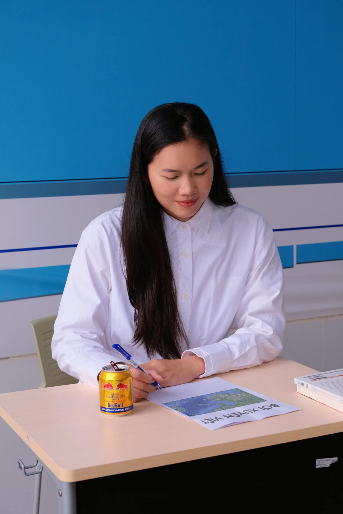 Sau khi không còn phải luyện tập khắc nghiệt mỗi ngày, gương mặt cô dường như "mềm" hơn, nữ tính hơn nhưng vẫn giữ được nét tự tin, bản lĩnh – đặc điểm từng giúp cô chinh phục đỉnh cao thể thao.