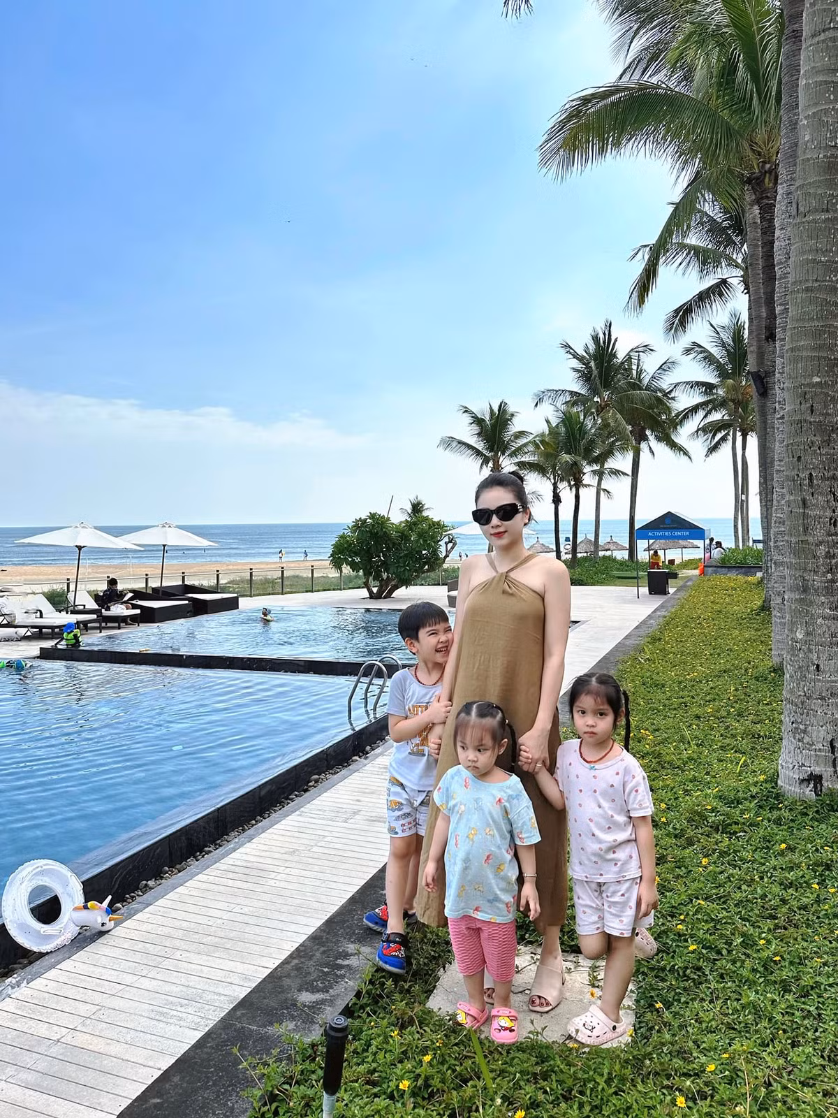 Cô là chủ của chuỗi thẩm mỹ viện, mỹ phẩm, đồ trẻ em và kinh doanh bất động sản. Hiện tại, cô đang sống trong căn biệt thự sang trọng tại Long Biên, Hà Nội, được thiết kế tinh tế với nội thất cao cấp và không gian sống tiện nghi.