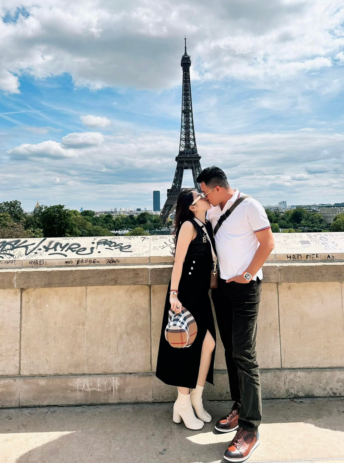 Anh không ngại vào bếp nấu ăn, cắm hoa hay dọn dẹp nhà cửa, tạo nên một không gian sống ấm cúng và đầy yêu thương cho cả gia đình. Không chỉ vậy, anh cũng thường xuyên cùng vợ đi du lịch đến nhiều địa điểm khác nhau.