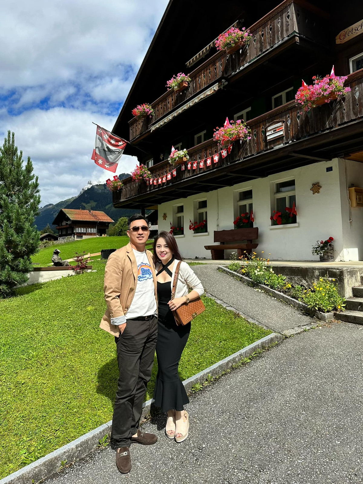 Trên trang cá nhân, Hằng Túi thường xuyên chia sẻ những hình ảnh hạnh phúc bên chồng và các con, cùng những dòng trạng thái thể hiện sự viên mãn trong cuộc sống hôn nhân hiện tại. Một trong những chia sẻ gần đây của cô khiến nhiều người thích thú: "Chiều cao thì có mét rưỡi, mà cái tôi cao cỡ landmark81. Nên hãy yêu 1 người: Cao hơn em cái đầu, thấp hơn em cái tôi."