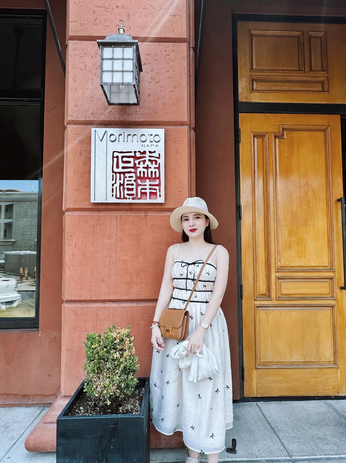 Ở tuổi U40, Hằng Túi vẫn duy trì được làn da khỏe, gương mặt thanh tú và nụ cười dịu dàng. Cô thường chọn phong cách trang điểm nhẹ nhàng, nhấn vào vẻ đẹp tự nhiên. Không chạy theo các trào lưu làm đẹp cầu kỳ, Hằng Túi trung thành với hình ảnh nhẹ nhàng, chỉn chu nhưng luôn toát lên sự tự tin và nữ tính.