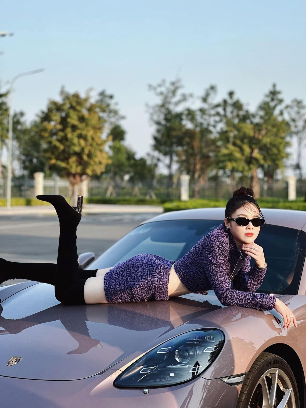 Mỗi lần xuất hiện trên mạng xã hội, cô đều ghi điểm bởi thần thái tươi tắn, phong thái điềm đạm, đúng chuẩn một người phụ nữ từng trải nhưng vẫn tràn đầy sức sống.