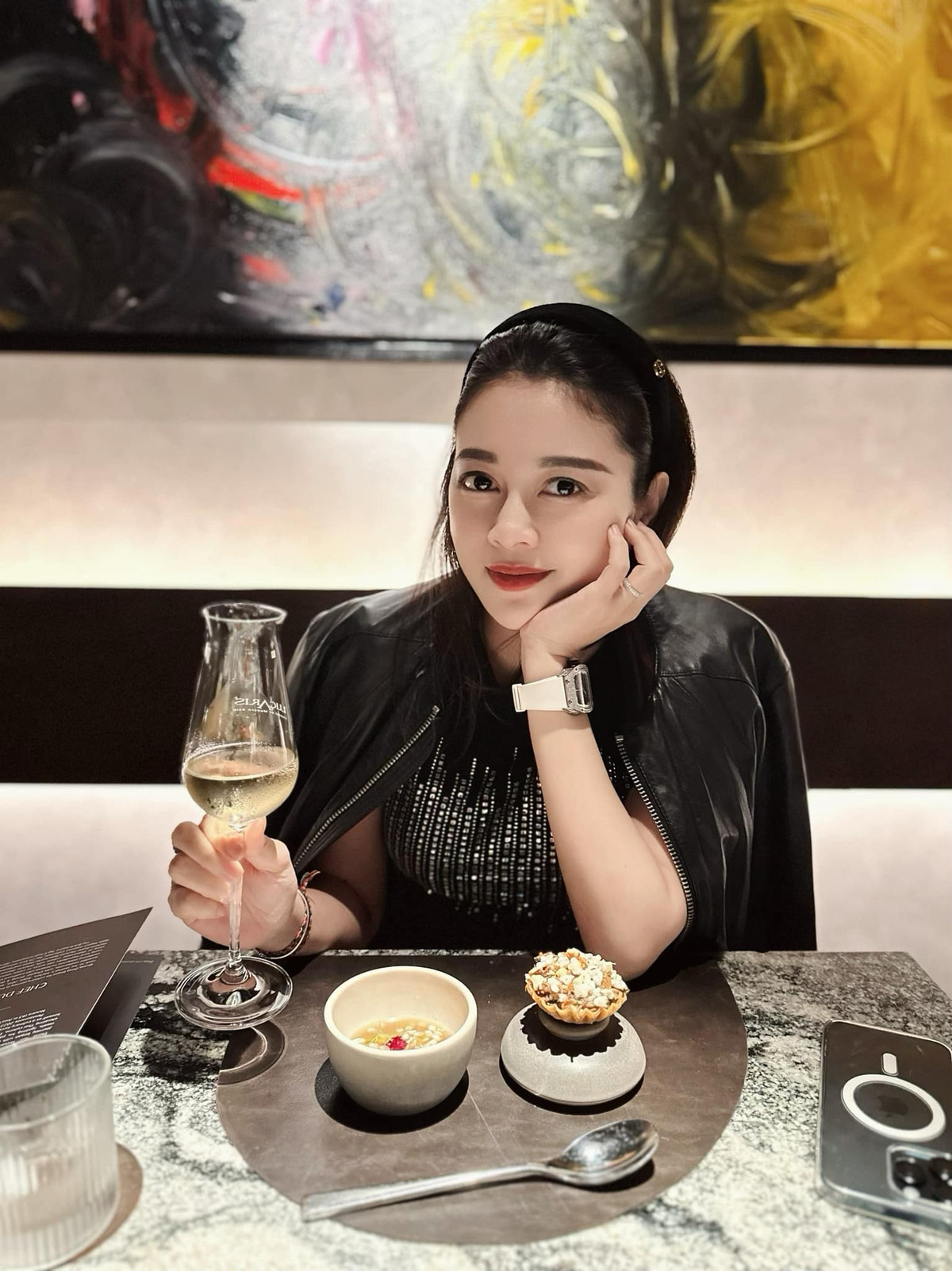 Hằng Túi là mẹ của 6 người con, trong đó có 5 con ruột và 1 con nuôi. Cô luôn dành thời gian chăm sóc và nuôi dạy các con một cách chu đáo, đồng thời chia sẻ những khoảnh khắc đời thường của gia đình trên mạng xã hội, nhận được sự yêu mến và ngưỡng mộ từ cộng đồng.