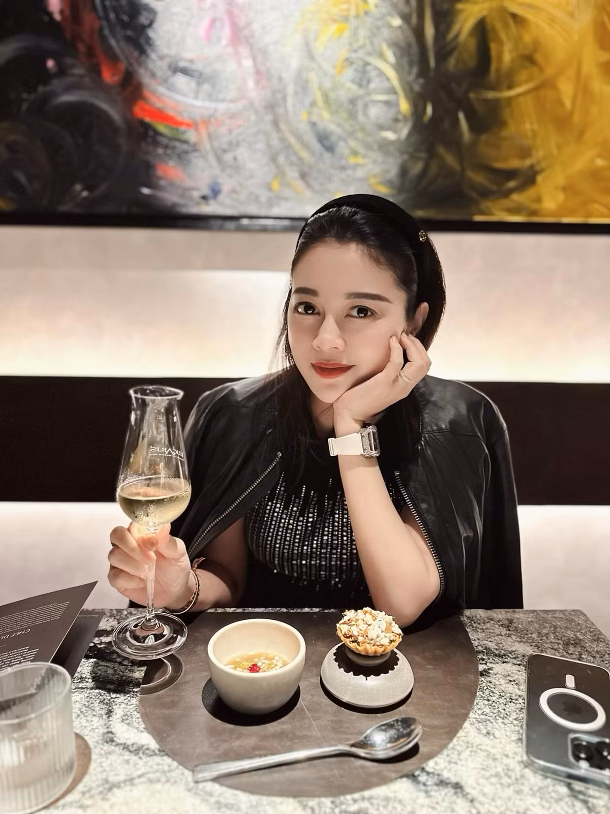 Hằng Túi là mẹ của 6 người con, trong đó có 5 con ruột và 1 con nuôi. Cô luôn dành thời gian chăm sóc và nuôi dạy các con một cách chu đáo, đồng thời chia sẻ những khoảnh khắc đời thường của gia đình trên mạng xã hội, nhận được sự yêu mến và ngưỡng mộ từ cộng đồng.