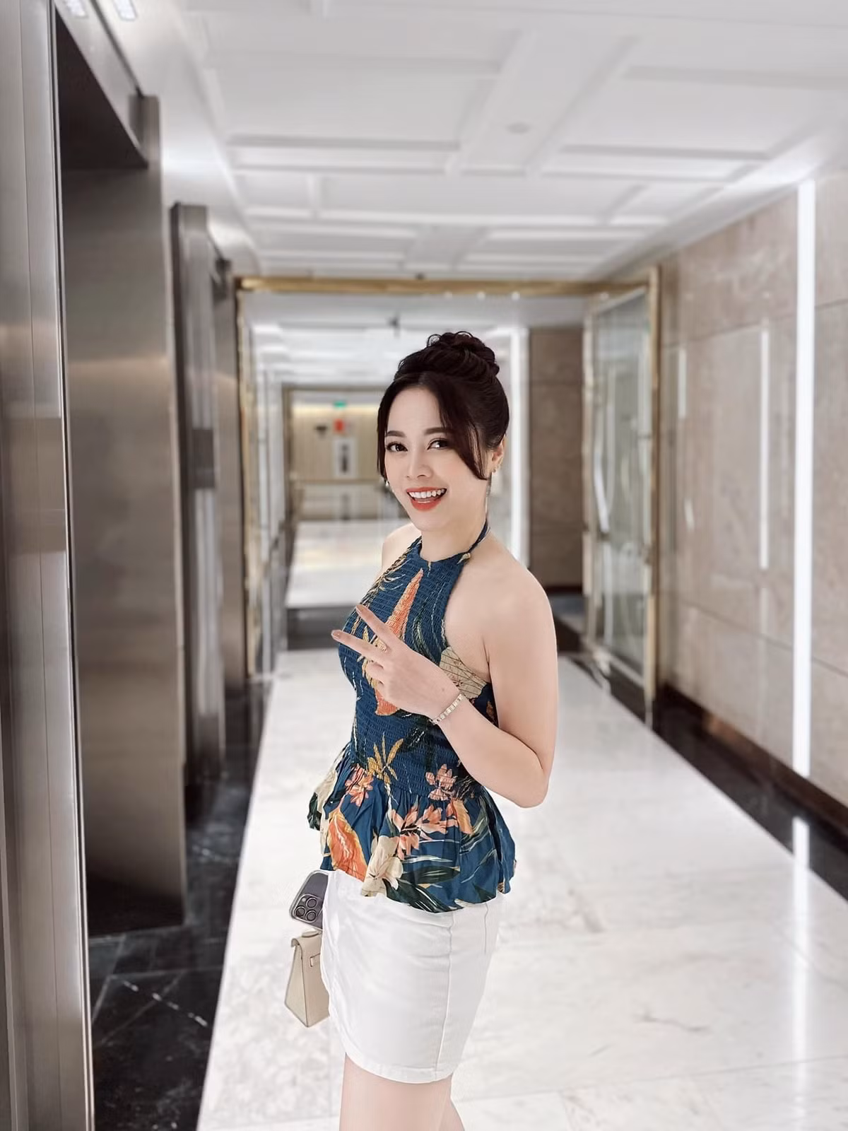 Ngoài ra, Hằng Túi còn khiến cộng đồng mạng "choáng váng" khi từng thông báo chốt mua 5 căn biệt thự nghỉ dưỡng với mức giá lên đến cả chục tỷ đồng tại Hội An.