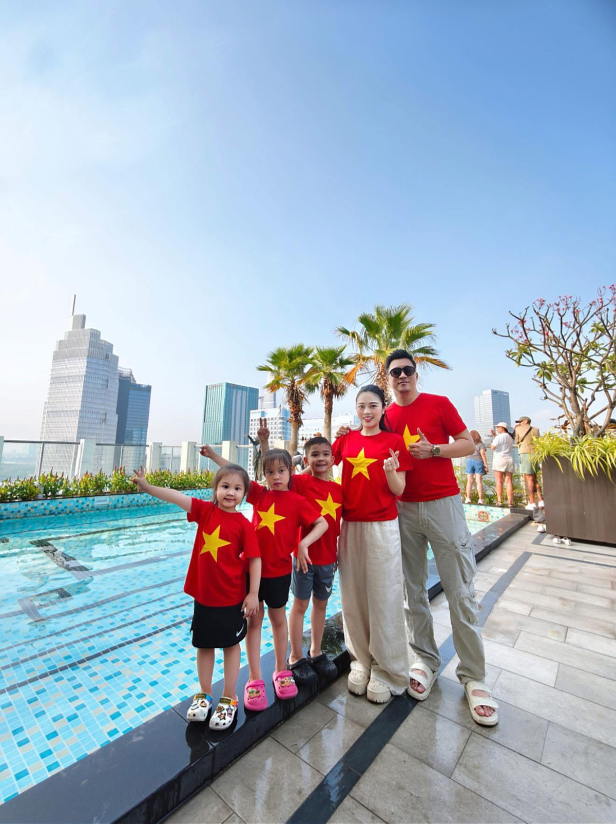 Chồng hiện tại của Hằng Túi, anh Trần Thái Duy, trong những hình ảnh được Hằng Túi chia sẻ trên mạng xã hội là người đàn ông ấm áp, biết chăm lo cho gia đình và đặc biệt yêu thương các con riêng của vợ.