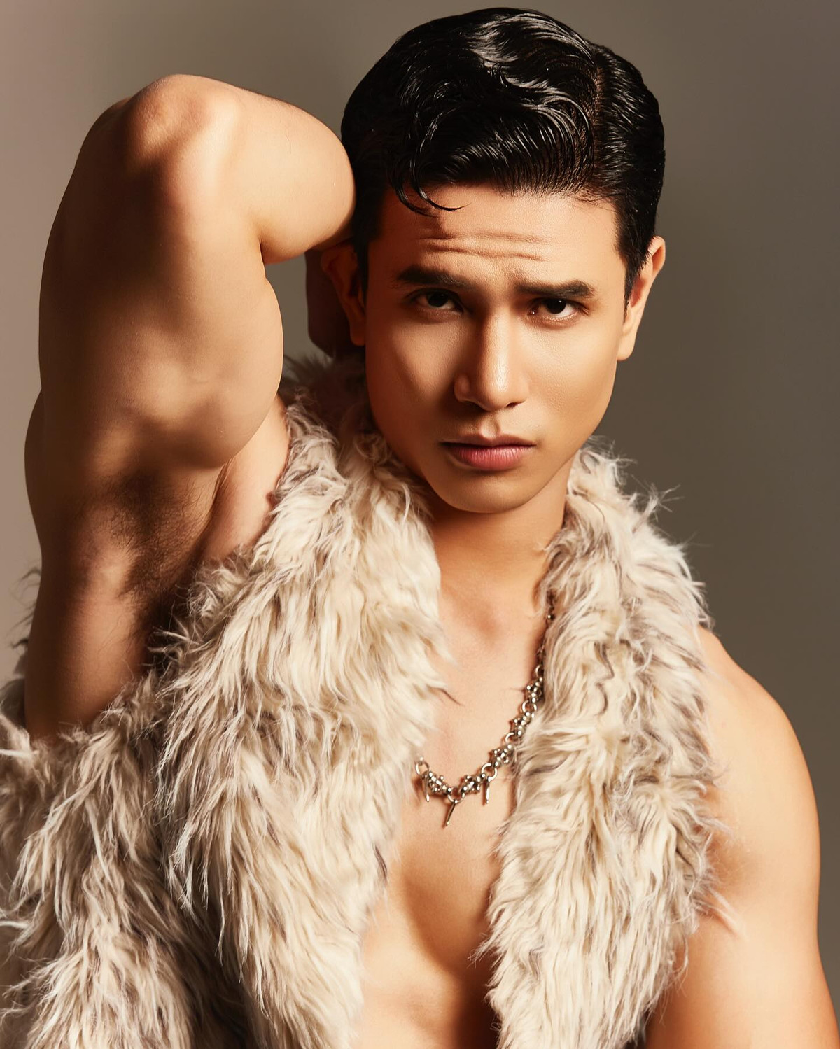 Năm 2018, Trịnh Bảo quyết định vào TP.HCM để theo đuổi sự nghiệp người mẫu chuyên nghiệp. Anh tham gia cuộc thi Siêu mẫu Việt Nam 2018 và giành giải Đồng. Sau đó, anh được chọn làm đại diện Việt Nam tham dự cuộc thi Nam vương Quốc tế 2018 (Mister International 2018) tổ chức tại Manila, Philippines.