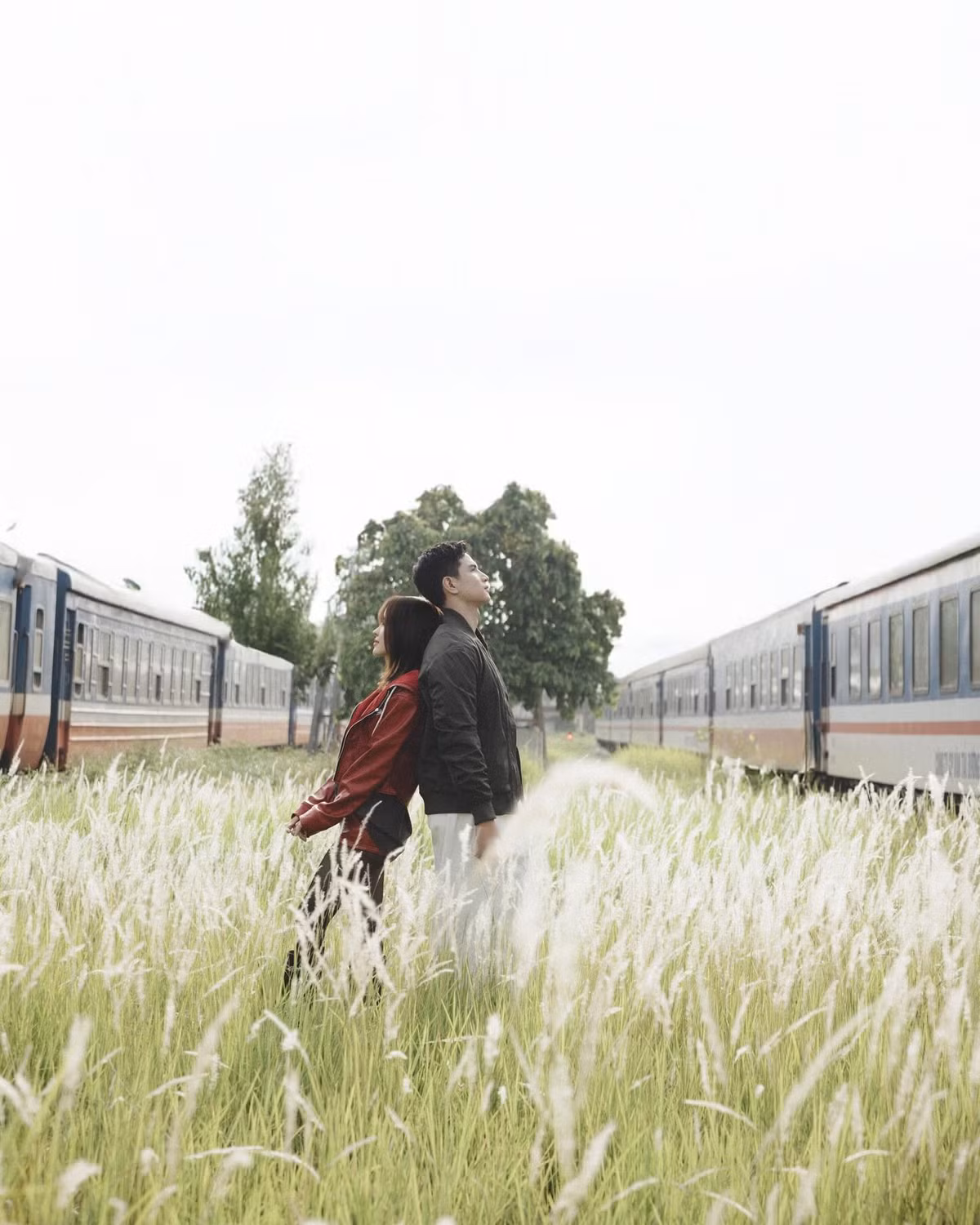 Thông qua những hình ảnh lãng mạn nhưng cũng đầy mơ hồ, MV khắc họa sự lửng lơ trong tình cảm của cặp đôi.