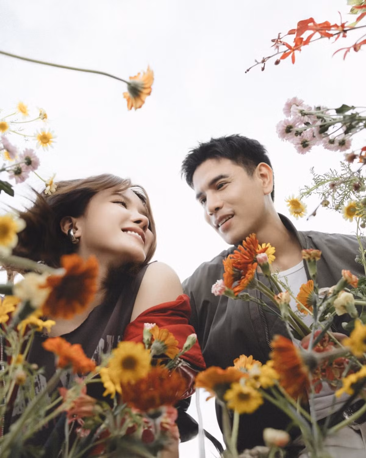 Trong MV, Trịnh Bảo vào vai người yêu cũ của Thiều Bảo Trâm. Cả hai đã từng có một mối quan hệ mập mờ, không rõ ràng, không lời tỏ tình, không lời chia tay.