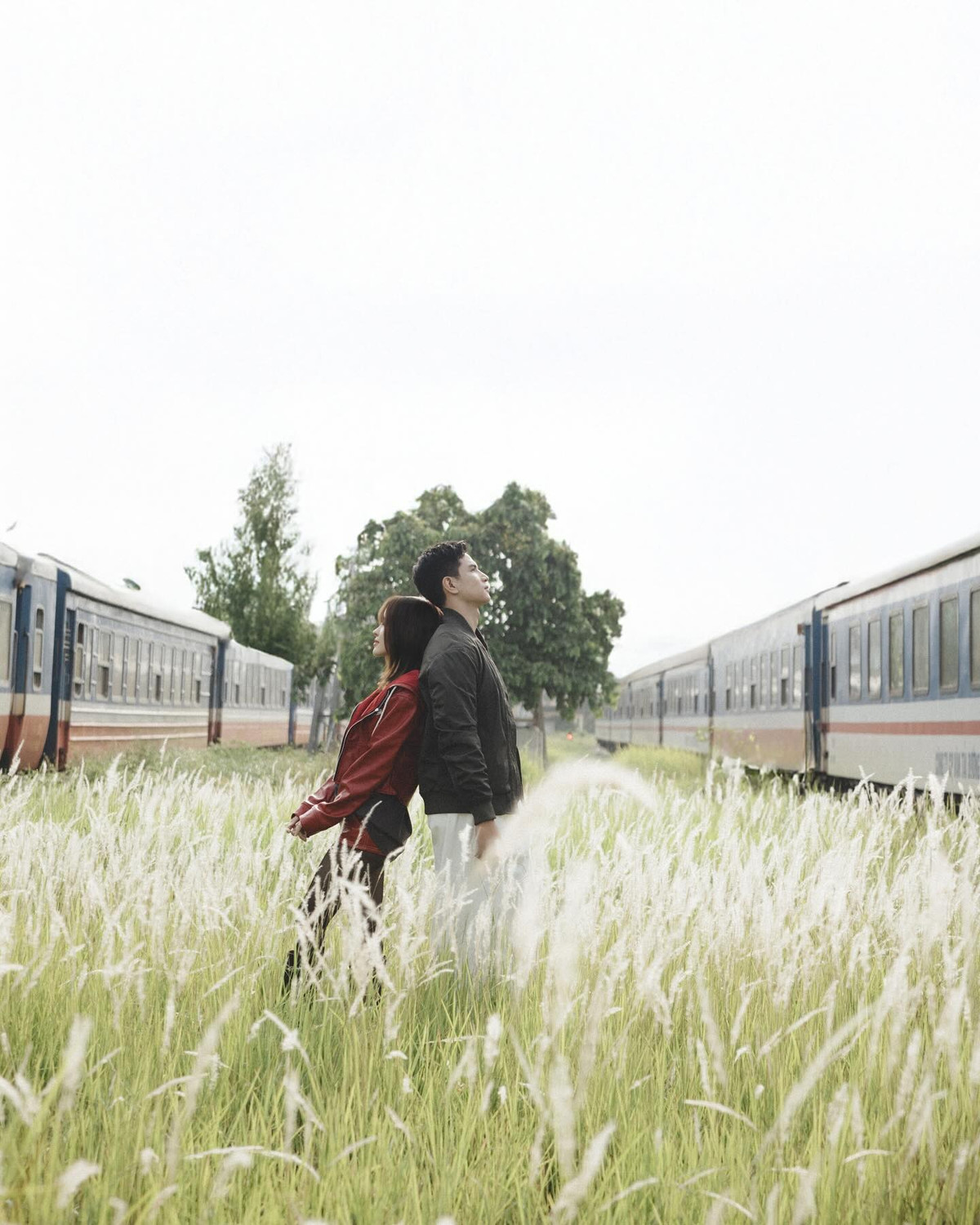 Thông qua những hình ảnh lãng mạn nhưng cũng đầy mơ hồ, MV khắc họa sự lửng lơ trong tình cảm của cặp đôi.