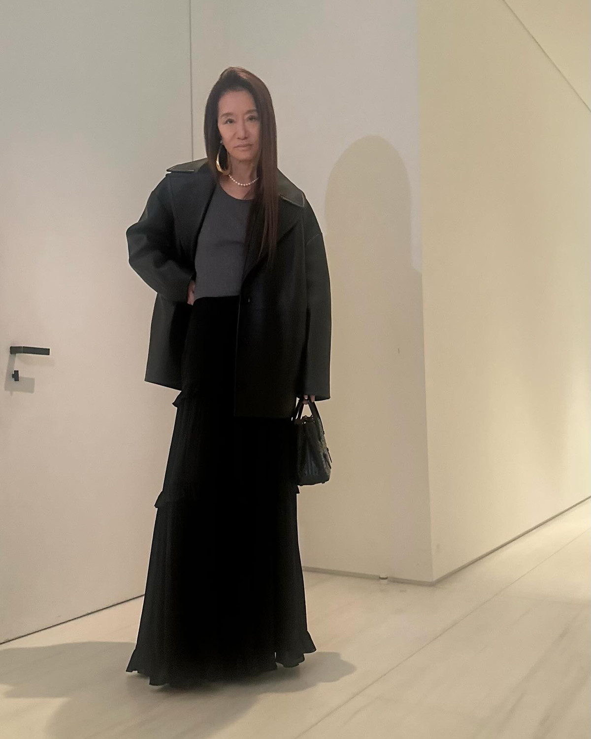 Mỗi lần xuất hiện, bà đều trở thành chủ đề nóng vì gu ăn mặc sành điệu, bất chấp tuổi tác.