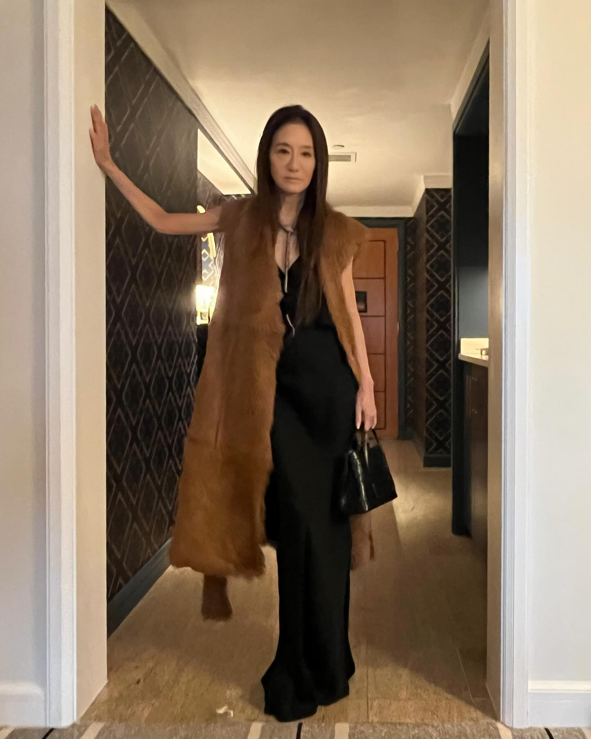 Vera Wang (SN 1949) là nhà thiết kế người Mỹ gốc Á nổi tiếng và được truyền thông gọi là "nữ hoàng váy cưới", "bà tiên váy cưới" với những chiếc váy cưới được nhiều ngôi sao nổi tiếng trên thế giới khoác lên người.