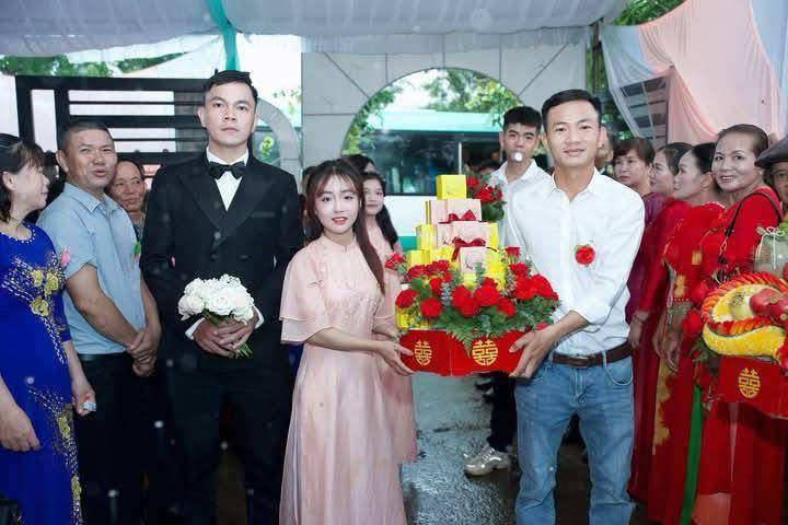 Nhiều người để lại bình luận hài hước như: "Rạp cưới sập chứ tình yêu không sập!", "thầy nào xem ngày mà ra được ngày đẹp như này".