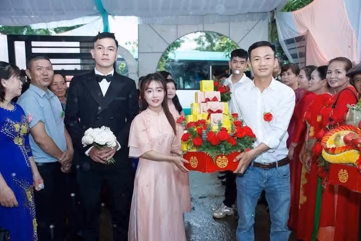 Nhiều người để lại bình luận hài hước như: "Rạp cưới sập chứ tình yêu không sập!", "thầy nào xem ngày mà ra được ngày đẹp như này".