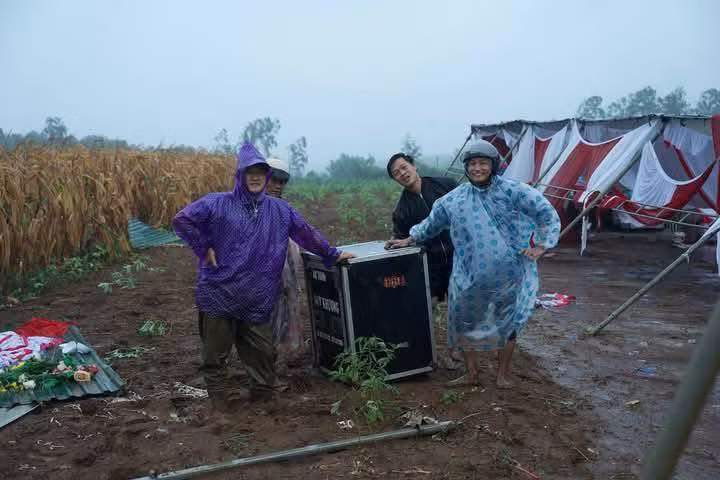 Được biết vào 8h ngày 11/5, một trận gió lốc mạnh kéo dài khoảng 3 phút làm rạp tổ chức đám cưới của một gia đình tại thôn Mỹ Hội, xã Trung Nam bị sập. Rất may mắn là vào thời điểm xảy ra sự việc, gia đình chỉ mới bắt đầu công tác chuẩn bị cho buổi tiệc nên không có người nào bị thương.