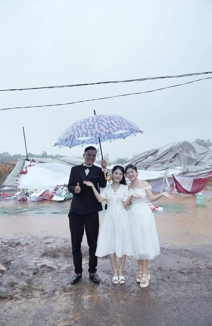 Thay vì hoảng loạn hay buồn bã như nhiều người tưởng, cặp đôi lại khiến cư dân mạng bất ngờ bởi tinh thần vô cùng lạc quan. Cô dâu chú rể vẫn diện lễ phục chỉn chu, tay trong tay tươi cười chụp ảnh ngay trước “tàn tích” rạp cưới đổ nát.