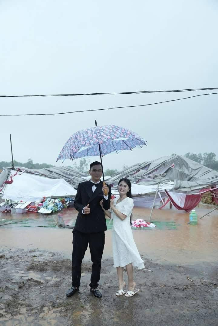 Sự việc diễn ra đúng ngày cưới, khi cơn mưa kèm gió lớn ập đến, khiến phần mái che của rạp cưới bị gió quật ngã, khung rạp cũng bật gốc, phông màn tan hoang.