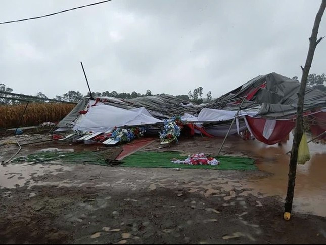 Cơn gió lốc đã gây hư hỏng hệ thống âm thanh và một số vật dụng khác.