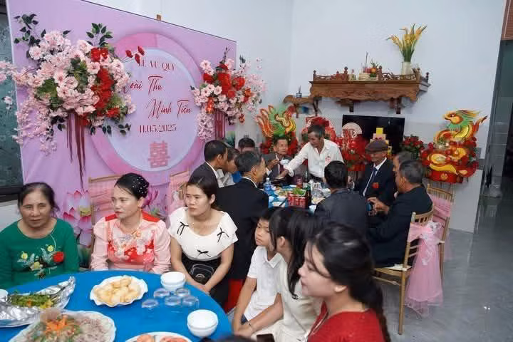 Theo một số thông tin được người quen của gia đình chú rể chia sẻ, đám cưới đã phải chuyển qua bày biện cỗ trong nhà.