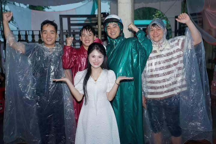 Loạt ảnh check-in giữa khung cảnh như hậu trường phim thảm họa này khiến dân tình không nhịn được cười, nhưng cũng không khỏi ngưỡng mộ trước thái độ tích cực và yêu đời của đôi vợ chồng trẻ.