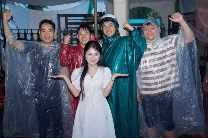 Loạt ảnh check-in giữa khung cảnh như hậu trường phim thảm họa này khiến dân tình không nhịn được cười, nhưng cũng không khỏi ngưỡng mộ trước thái độ tích cực và yêu đời của đôi vợ chồng trẻ.