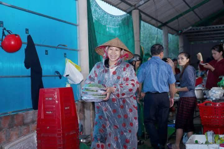 Hai bên gia đình và hàng xóm đã nhanh chóng hỗ trợ dọn và tổ chức buổi tiệc trong không khí ấm cúng, thân tình. Sự cố bất ngờ này tuy không nằm trong kế hoạch, nhưng lại vô tình ghi dấu ấn khó quên cho ngày trọng đại của cặp đôi - một kỷ niệm “có một không hai”.