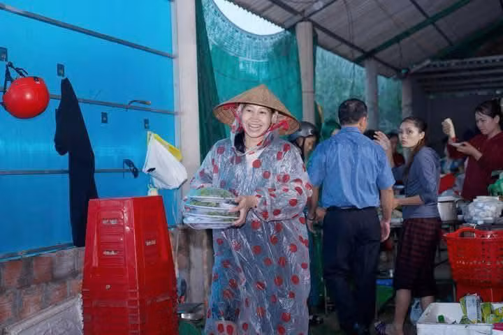 Hai bên gia đình và hàng xóm đã nhanh chóng hỗ trợ dọn và tổ chức buổi tiệc trong không khí ấm cúng, thân tình. Sự cố bất ngờ này tuy không nằm trong kế hoạch, nhưng lại vô tình ghi dấu ấn khó quên cho ngày trọng đại của cặp đôi - một kỷ niệm “có một không hai”.